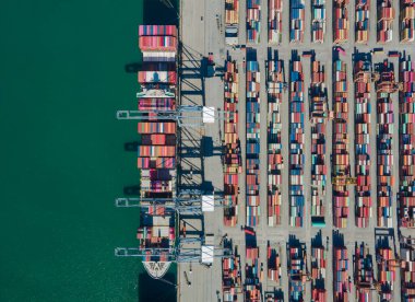 Konteyner Kargo gemisi ve Kargo ithalat ve iş lojistiğinin hava görüntüsü lojistik ve taşımacılığı