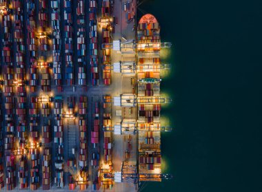 Hava manzaralı gece konteynırı deposu ihracat işi lojistik kargosunu ithal ediyor.