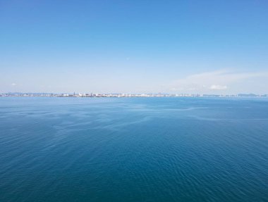 Şehrin arka planında mavi gökyüzü ve mavi deniz