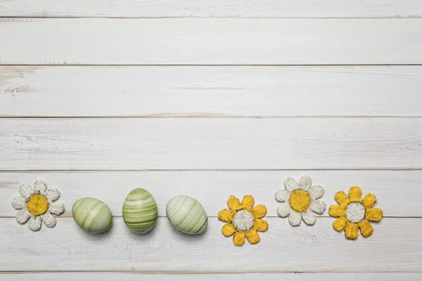 Huevos de Pascua sobre fondo de madera — Foto de Stock