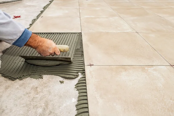 Floor tile installation — Stock Photo, Image