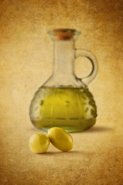 Оливки и бутылочное оливковое масло — стоковое фото