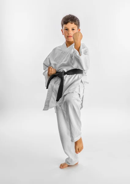 Ragazzo in kimono bianco durante l'allenamento karate kata esercizi — Foto Stock