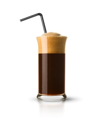 Beyaz arka plan üzerinde frappe kahve