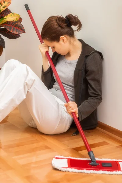 Mujer frustrada y agotada limpiando casa — Foto de Stock