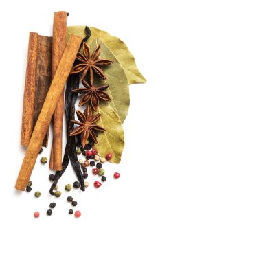Beyaz üzerine çeşitli baharatlar