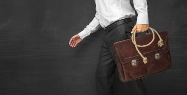 İflas eden bir iş adamı, elinde çanta ve iple.