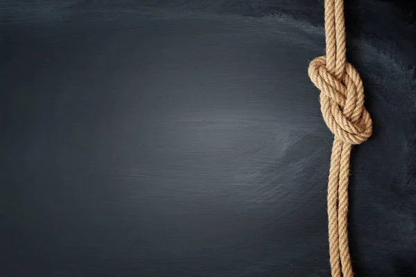 黒板の背景に船ロープ結び目 — ストック写真