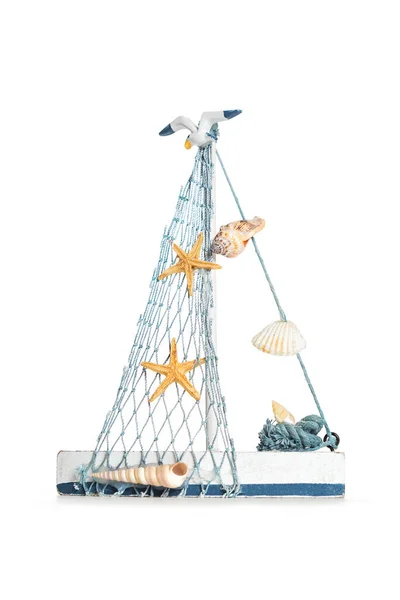 以海贝 海星和海鸥为背景 装饰精美的蓝色白色帆船 — 图库照片