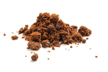 Koyu Muscovado, beyaz arka planda doğal işlenmemiş koyu kahverengi şeker.