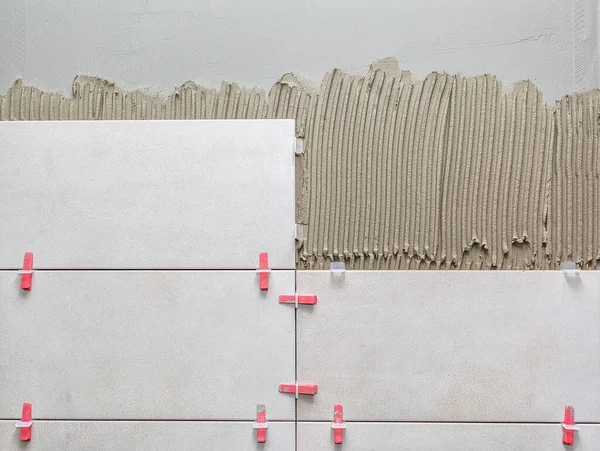Керамическая Плитка Стены Положении Над Клеем Системой Выравнивания Плетеной Плитки — стоковое фото