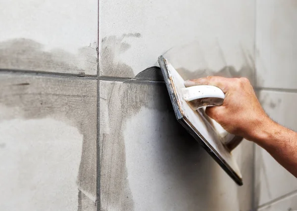 Grouting Telhas Cerâmicas Tilers Preenchendo Espaço Entre Telhas Usando Trowe — Fotografia de Stock