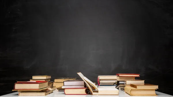 Bildungskonzept Bücher Auf Dem Schreibtisch Mit Dem Hintergrund Der Tafel — Stockfoto