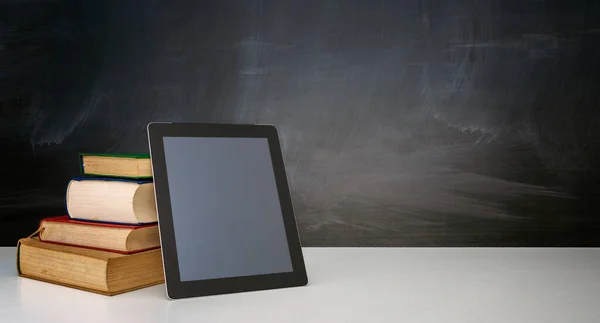 Online Bildung Bücher Und Tablet Auf Dem Desktop Auf Tafel — Stockfoto