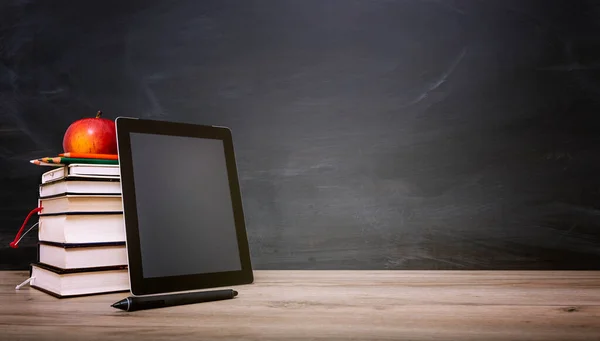 Online Bildung Bücher Und Tablet Auf Dem Desktop Auf Tafel — Stockfoto