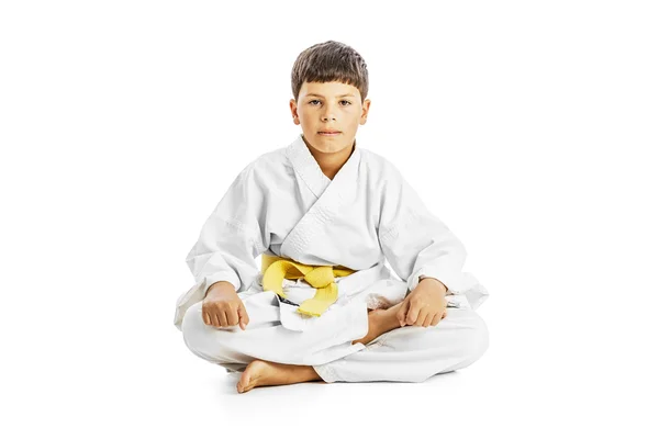Karate bambino seduto gambe incrociate — Foto Stock