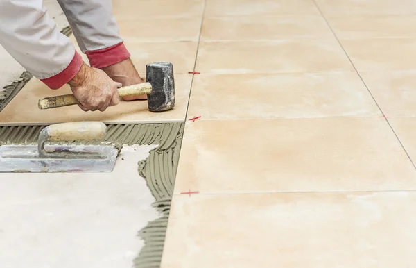 Floor tile installation — Stock Photo, Image