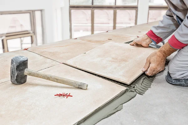 Floor tile installation — Stock Photo, Image