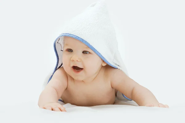Adorável bebê feliz em toalha — Fotografia de Stock