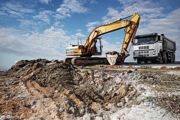 Excavator dan truk di lokasi konstruksi — Stok Foto
