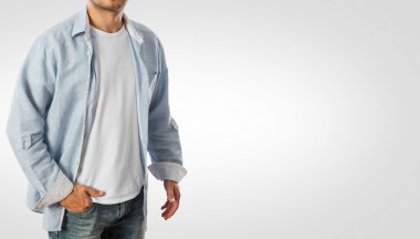 gömlek giyiyor rahat