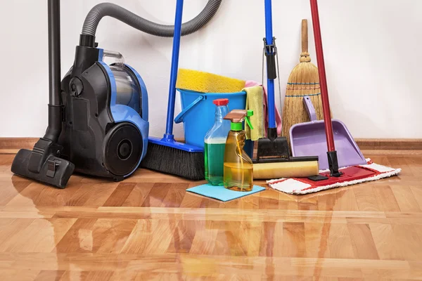 Acessórios de limpeza na sala de chão — Fotografia de Stock