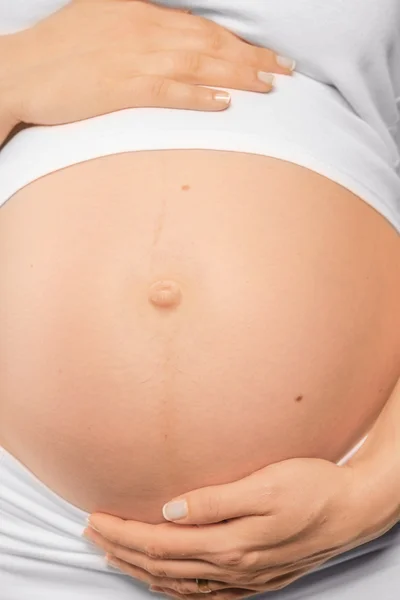 Gravid kvinne som tar på magen – stockfoto