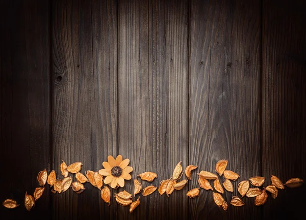 Flores secas en una tabla de madera —  Fotos de Stock