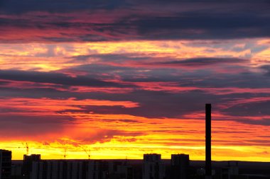 Şehir ufuk gün batımında
