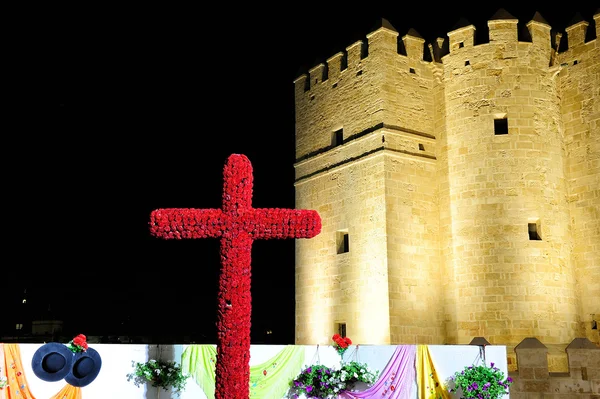 La Cruz de Mayo cerca del Puente Romano, Córdoba, España —  Fotos de Stock