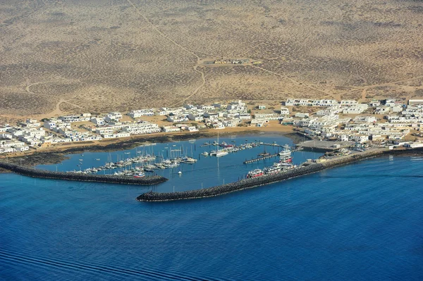 Caleta de Sebo miasto na wyspie Graciosa, Wyspy Kanaryjskie, Hiszpania — Zdjęcie stockowe