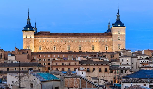 Alcazar och gammal del av Toledo på natten, Spanien — Stockfoto