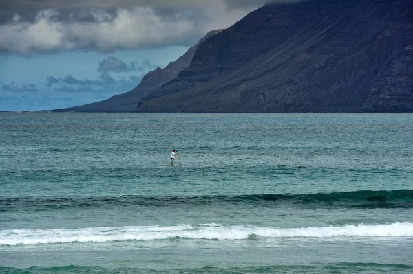 Szörfözés Famara strandján, a Lanzarote, Canary Islands, Spanyolország — Stock Fotó