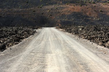 volkanik manzara Lanzarote Adası, Kanarya Adaları'nda bir yolda