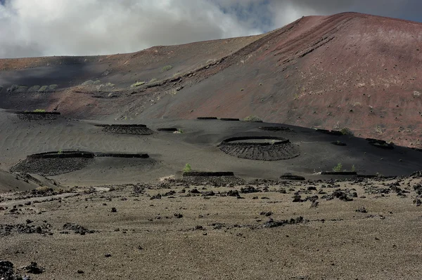 Montañas volcánicas en Lanzarote Island, Islas Canarias, España —  Fotos de Stock