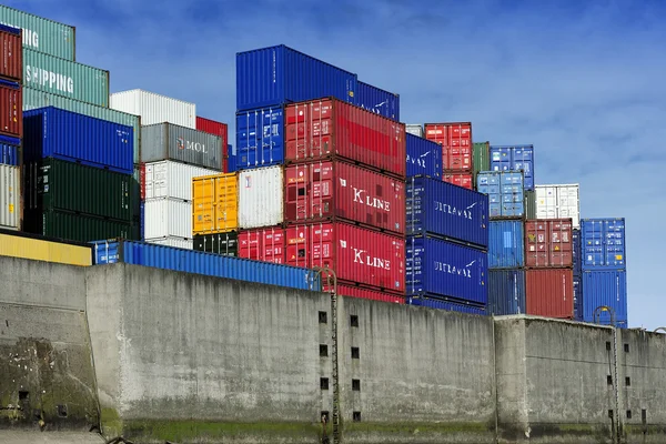 Embarcación de contenedores en el puerto de Hamburgo (Hamburger Hafen), Alemania . — Foto de Stock