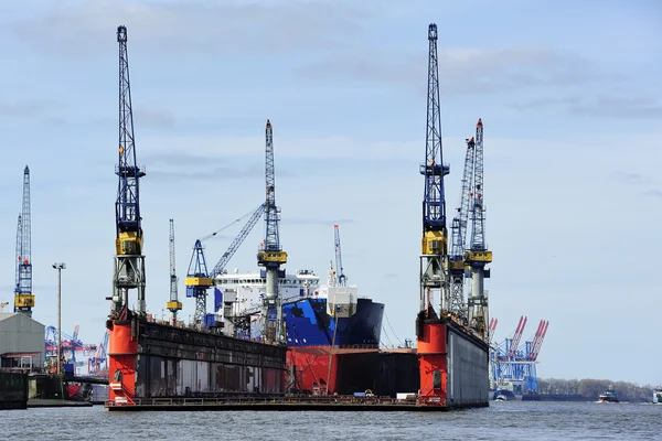 Loď v přístavu na břehu řeky Labe, Hamburg, Německo. — Stock fotografie