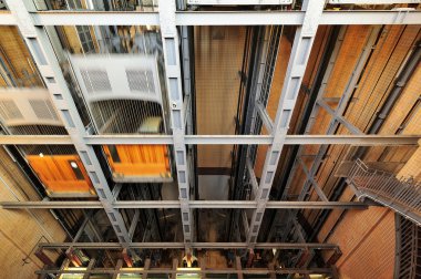 Asansörlerde eski Elbe tüneli (Elbtunnel), Hamburg, Almanya