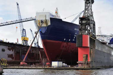 Elbe Nehri, Hamburg, Almanya iskelede gemi.