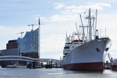 Elbe Filarmoni ve kargo gemisi Ms Cap San İnşaat 