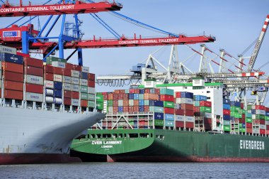 Konteyner gemisi Hamburg liman (Hamburger Hafen), Almanya.
