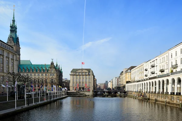 Rathaus (Ayuntamiento) y Alsterarkaden, Hamburgo, Alemania — Foto de Stock