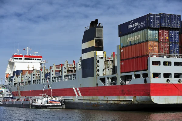 Kontejnerová loď v přístavu Hamburg (Hamburger Hafen), Německo. — Stock fotografie