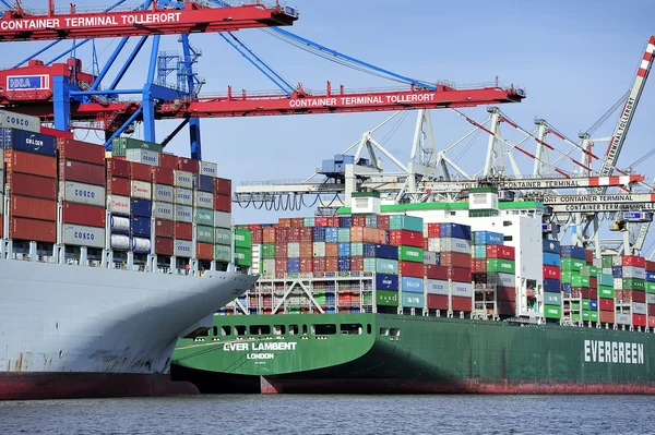 Nave portacontainer al porto di Amburgo (Hamburger Hafen), Germania . — Foto Stock