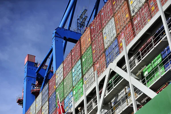 Embarcación de contenedores en el puerto de Hamburgo (Hamburger Hafen), Alemania . — Foto de Stock