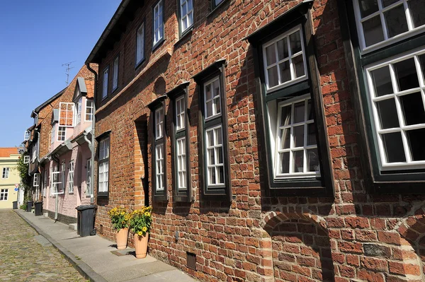 古いれんが造りの素敵な通りの家、リューベック、ドイツ — ストック写真