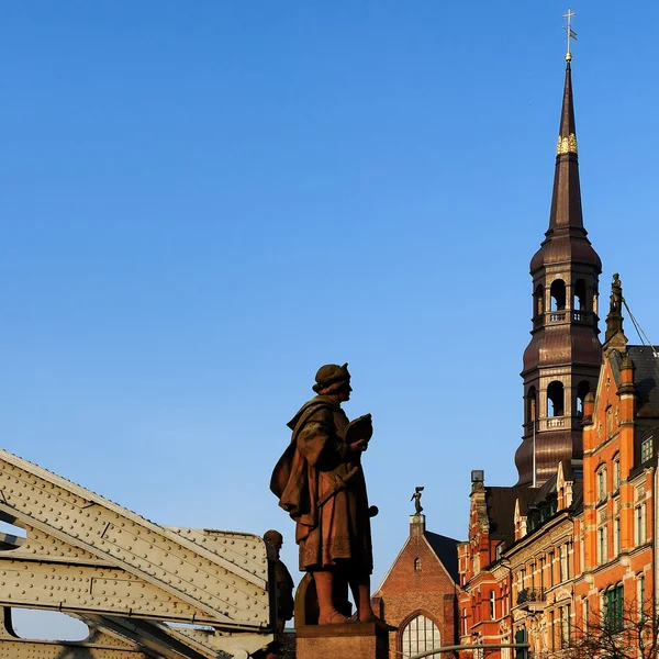 Estatua de Colón cerca de Kornhausbrucke, Hamburgo, Alemania — Foto de Stock
