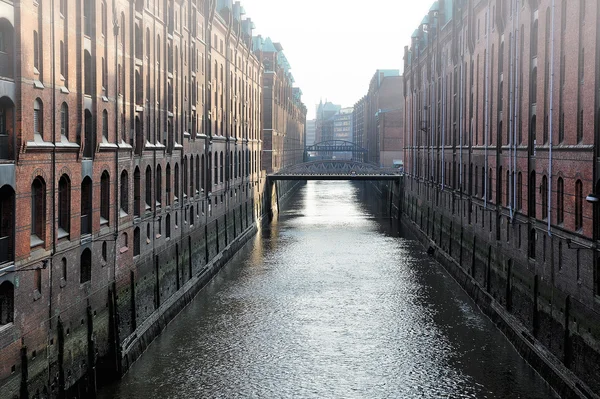 Kanaal en bruggen in Hamburg, Duitsland — Stockfoto