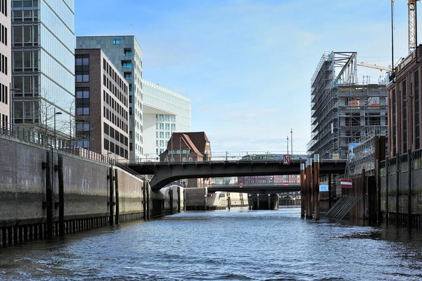 Moderne aanbouw op kanaal, Hamburg, Duitsland. — Stockfoto