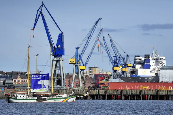 Embarcación de contenedores en el puerto de Hamburgo (Hamburger Hafen), Alemania . — Foto de Stock